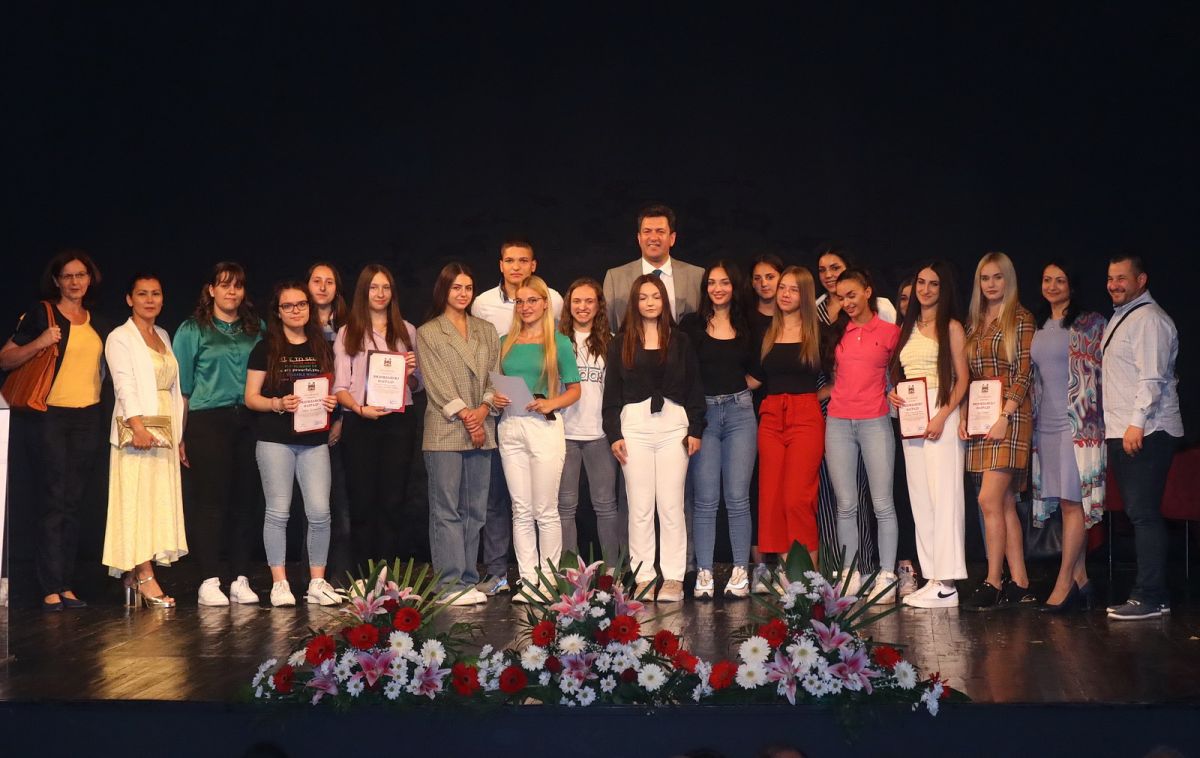 Ученицима и наставницима Медицинске уручене Видовданске награде